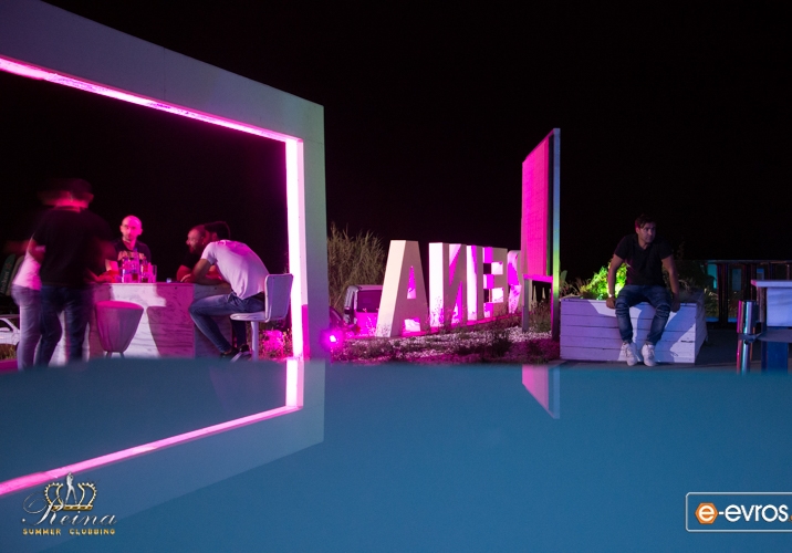 Ξέφρενο πάρτυ στο Reina Summer Club εν αναμονή του Δεκαπενταύγουστου.