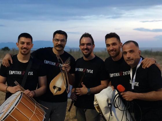 Τα μέλη του συγκροτήματος "Εβρίτικη Ζυγιά" με τον Χρήστο Δούκα στο backstage της alexpo