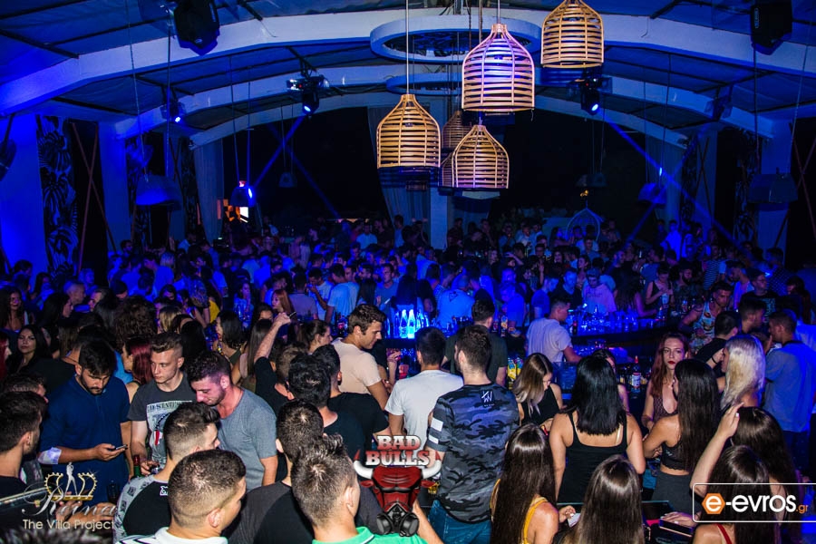 Το "Bad Bulls" κατέβηκε παραλία και ξεσήκωσε το Reina!