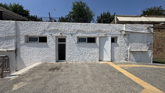 Έχει εξασφαλιστεί η καθημερινή παρουσία υπαλλήλου, ο οποίος είναι υπεύθυνος για τον καθαρισμό και τη διατήρηση της άριστης κατάστασης των εγκαταστάσεων.