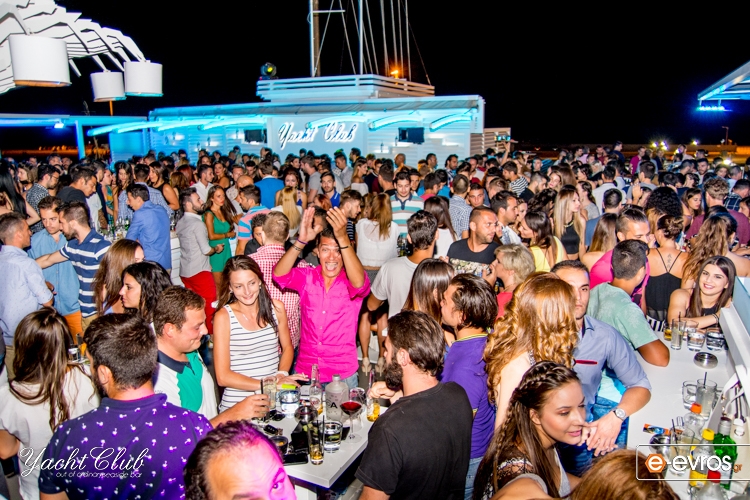 Yacht Club: Η απόλυτη rooftop διασκέδαση.