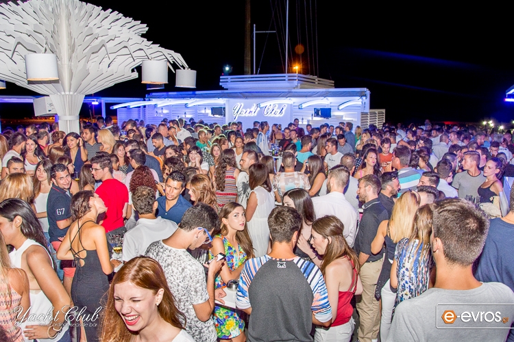 Όμορφες είναι οι Αυγουστιάτικες νύχτες στο Yacht Club.