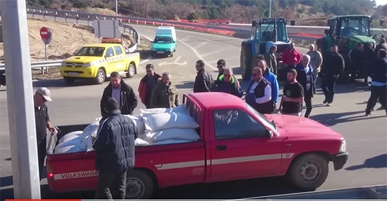 Αποδοκιμασίες σε οδηγούς από αγρότες στη συνοριακή οδό της Νυμφαίας (βίντεο)