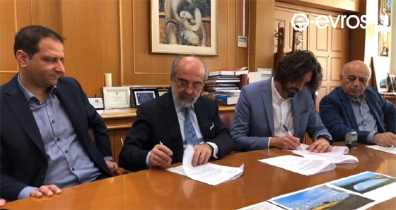 Ο Αντιδήμαρχος Αθλητισμού, ο Δήμαρχος Αλεξανδρούπολης, ο εκπρόσωπος της αναδόχου & ο Αντιδήμαρχος Οικονομικών