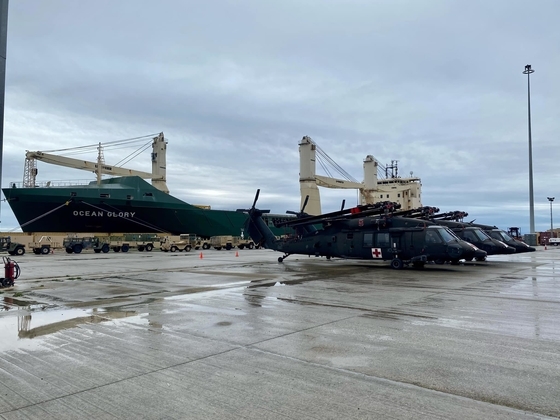 Τα συγκεκριμένα ελικόπτερα είναι black hawk, τα οποία και αυτά αναχωρούν από το λιμάνι της Αλεξανδρούπολης.