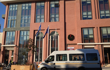 Η συμπερίληψη στις λίστες των έκτακτων υπαλλήλων έχει προκαλέσει έντονες αντιδράσεις.