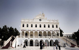 Από όποια άποψη κι αν λογαριάζει κανείς το θαύμα, η Τήνος είναι έτοιμη να το προσφέρει.