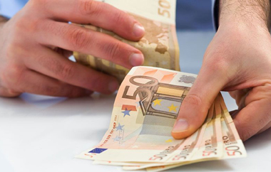 Για περίπου 400 χιλιάδες οφειλέτες με χρέη έως 15.000 ευρώ θα προκύπτει διακανονισμός και ρύθμιση μέχρι 100 δόσεων.