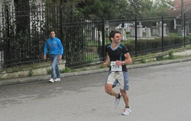 Άφησε για λίγο τα ποδήλατά του στην άκρη και πέρασε στην γραμμή εκκίνησης για τον απαιτητικό αγώνα τρεξίματος των 21,1χλμ.