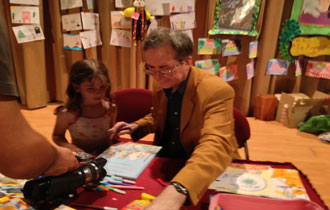 O κ. Τριβιζάς συνομίλησε με όλους τους μικρούς του φίλους μέχρι αργά το απόγευμα.