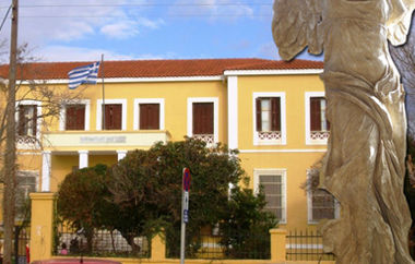 Τρεις υποψήφιοι δικεδικούν τη θέση του προέδρου.