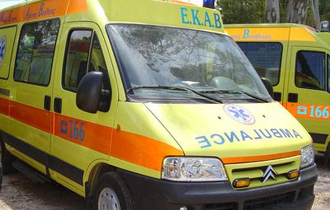 Συγκρούστηκαν δύο οχήματα, ένα επιβατικό κι ένα φορτηγό.