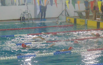 Οι κολυμβητές βρήκαν 'καταφύγιο' στο κολυμβητήριο της Αδριανούπολης.