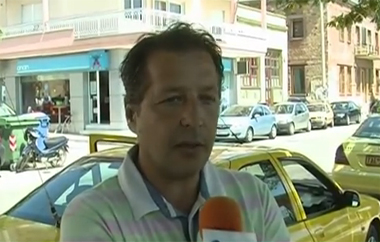 Με δυναμικές κινητοποιήσεις απειλούν να απαντήσουν οι οδηγοί ταξί.