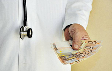 Το χρηματικό ποσό των 300 ευρώ ζήτησε ένας γιατρός από συγγενικό πρόσωπο ασθενή για να πραγματοποιήσει μία εγχείρηση.