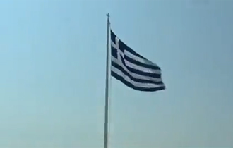 Έπαρση της Ελληνικής Σημαίας στο νέο ιστό που τοποθετήθηκε στο φυλάκιο της Γέφυρας.
