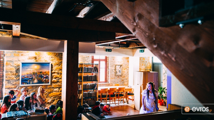 Φωτορεπορτάζ από την παράσταση «Η Αλίκη στη χώρα των θαυμάτων» στη βιβλιοθήκης της Αλεξανδρούπολης