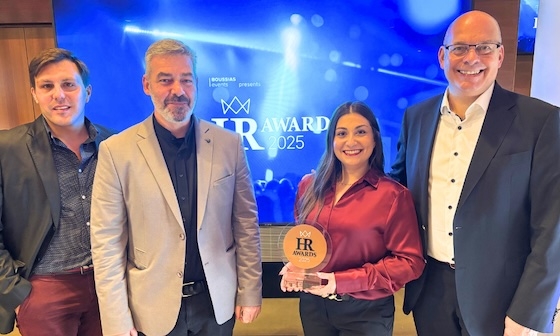 Η ομάδα της Regiocom Hellas με το βραβείο HR Awards 2025 - Από αριστερά Άρης Μαυρίδης, Ζήσης Ζησούδης, Πελαγία Θεοδωρίδου, Leo Staub Marx