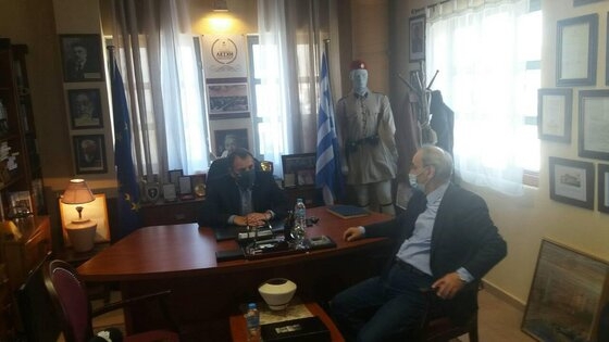 Ο Νικόλαος Μανδάνης, Πρόεδρος της Λέσχης Αλεξανδρουπολιτών με χαρά παραχώρησε την καρέκλα του στον υπουργό Εθικής Άμυνας κ.Νίκο Παναγιωτόπουλο.