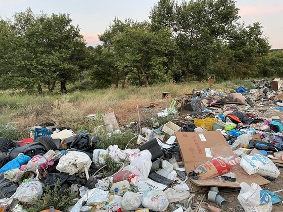 Όλα όσα δεν μπορεί να φανταστεί ο ανθρώπινος νους είναι πεταμένα σε μια περιοχή που "πλημμυρίζει" από το πράσινο στοιχείο!