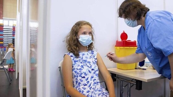 Τις συστάσεις για άμεσο εμβολιασμό των παιδιών 12-17 ετών επαναλαμβάνουν με κάθε τόνο οι επιστήμονες αλλά και η κυβέρνηση.