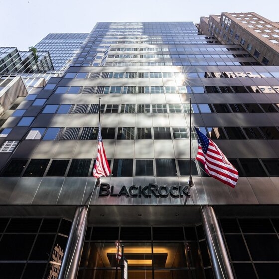 Ακόμη πιο κοντά φαίνεται ότι οδηγούν τη λήψη της τελικής επενδυτικής απόφασης για το FSRU Αλεξανδρούπολης, οι εξελίξεις, αλλά και το κλίμα που διαμορφώνεται.