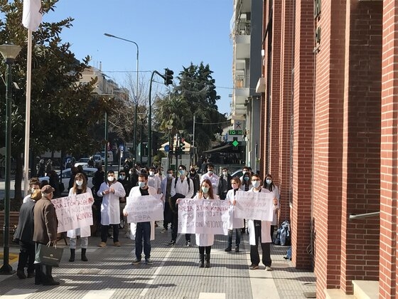 Φωτογραφία από τη χθεσινή διαδήλωση που πραγματοποίησε το 5ο έτος των φοιτητών της Ιατρικής του ΔΠΘ.