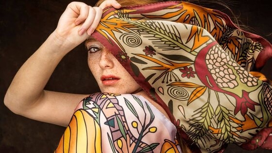 Tο σχεδιαστικό κομμάτι για αυτήν τη συλλογή ανέλαβε η Αγνή Ρούσσου, φωτογράφος ήταν ο Κοσμάς Κουμιανός και στυλίστας ο Παναγιώτης Τσατσάκης.