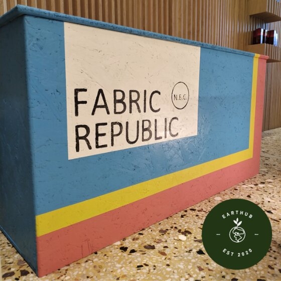 Το κατάστημα Earthub σε συνεργασία με το πρόγραμμα Fabric Republic συγκεντρώνουν ρούχα και υφάσματα έχοντας τόσο κοινωνικό, όσο και περιβαλλοντικό αντίκτυπο. 