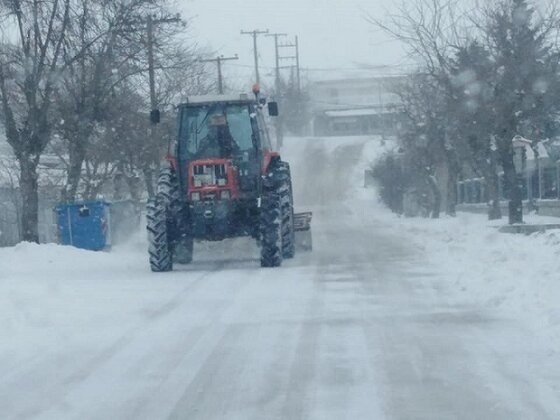 Ο Ανδρέας Ανδρέογλου... επί το έργον: Καθαρίζει τους δρόμους της Λεπτής Ορεστιάδας.