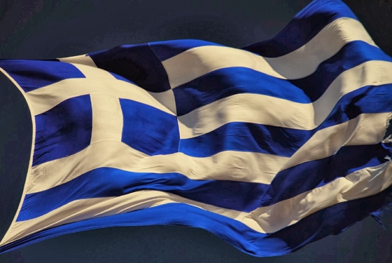 Παραμονή της Εθνικής Επετείου και στα μπαλκόνια των σπιτιών κυματίζει η γαλανόλευκη ως ένδειξη υπερηφάνειας και ομοψυχίας 