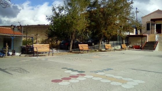 Τα συγκεκριμένα παγκάκια τα έκανε χορηγία το Ιδιωτικό ΚΤΕΟ Έβρου στο σχολείο Λακκώματος Σαμοθράκης.