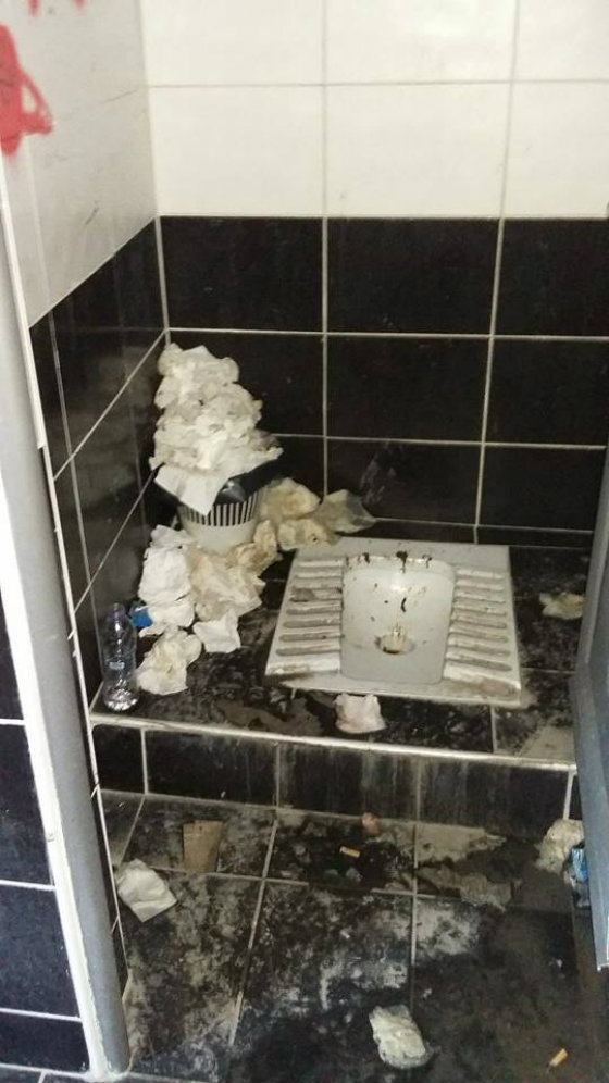 Σε οικτρή κατάσταση εδώ και 20 μέρες οι δημόσιες τουαλέτες στο λιμάνι της Αλεξ/πολης