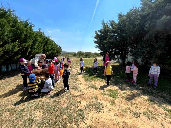 Οι μαθητές του Νηπιαγωγείου "Ο Άγιος Στυλιανός" γνώρισαν τον θαυμαστό κόσμο των μελισσών!