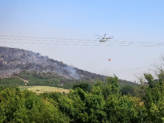 Στιγμιότυπο από τη 2η μέρα και την προσπάθεια των εναέριων μέσων να σβήσουν την μεγάλη πυρκαγιά.